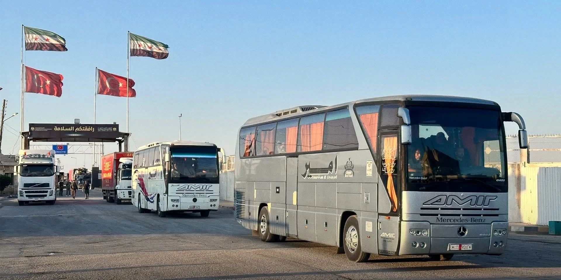 أولى دفعات الحجاج السوريين تعبر معبر السلامة عائدة من السعودية عبر تركيا