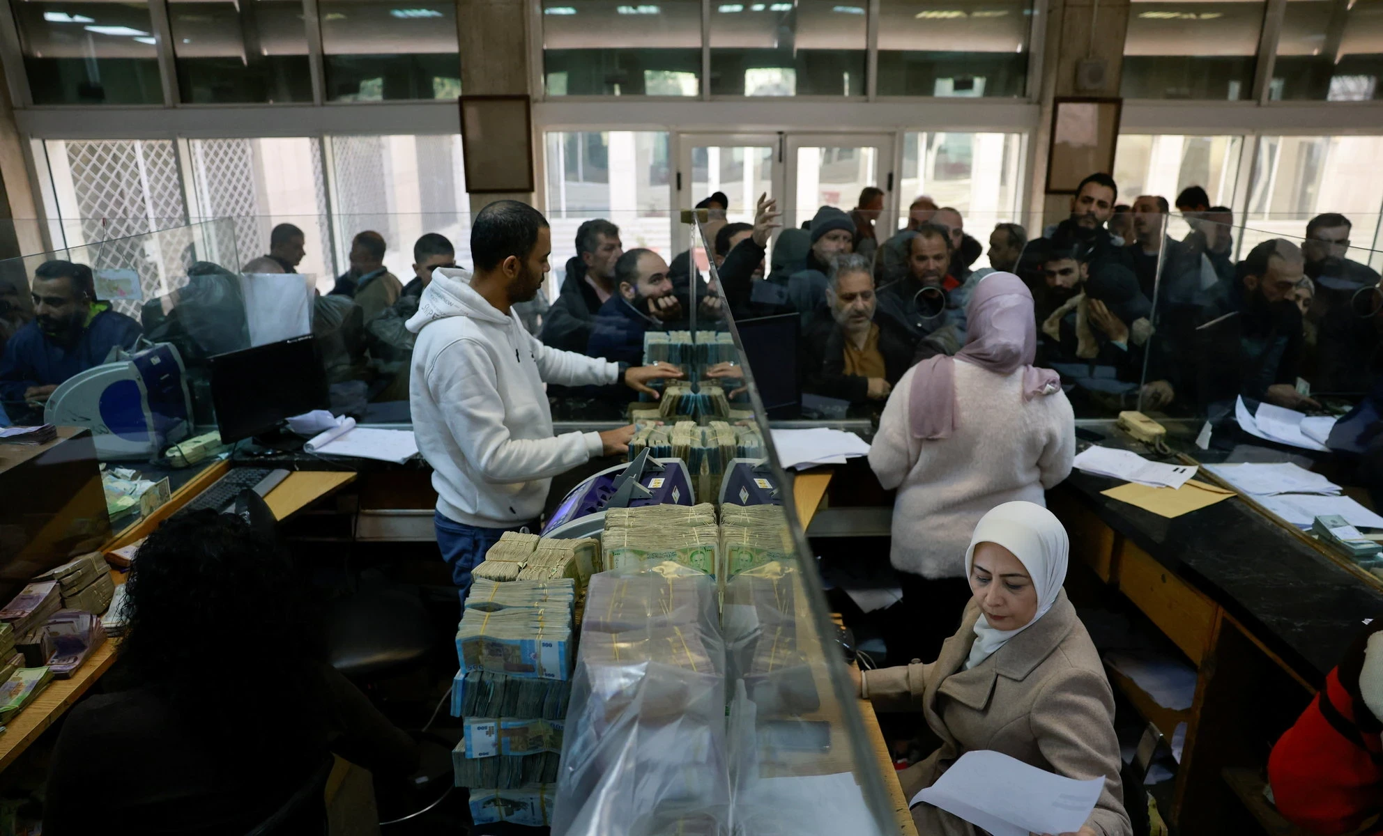 الحكومة السورية تبدأ خطة لعودة الموظفين المسرحين: ماذا عن الرواتب والمستحقات؟