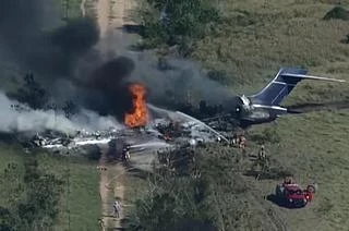 بالفيديو: شاهد اشتعـ.ـال النـ.ـيران بطائرة على متنها 133 راكباً