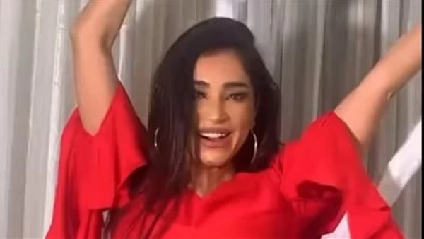 بحجة التشجيع... راقصة تحدث ضجة على وسائل التواصل