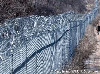 مهاجرون عـ.ـراة في غابات تركيا (صور)