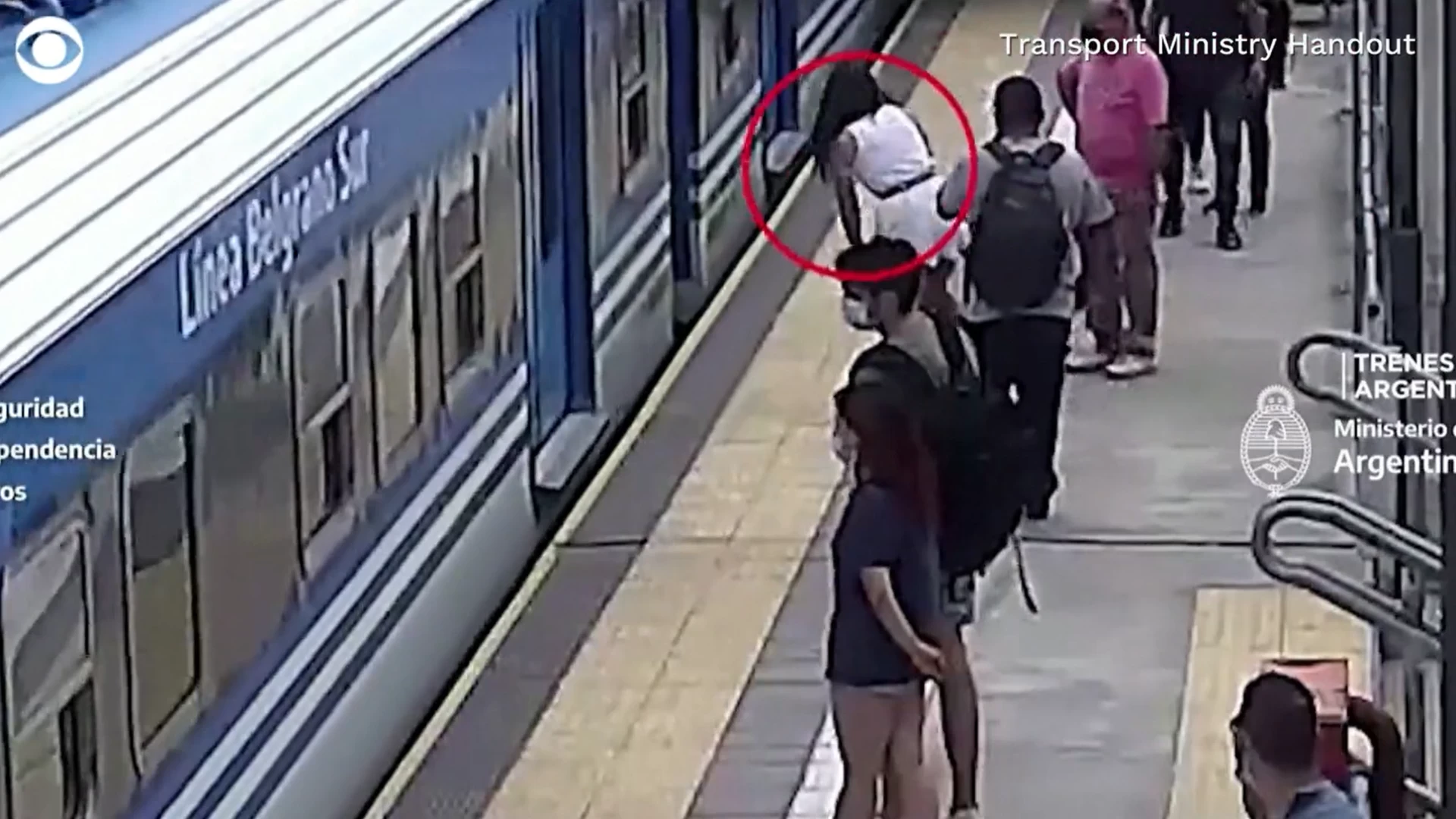 مقطع فيديو يحـ.ـبس الأنفاس.. فقدت توازنها وسقـ.ـطت على سكة حديد للقطارات ونجت!