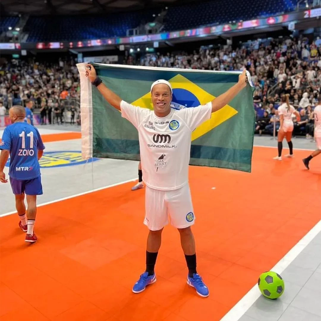 بالفيديو.. رونالدينيو يثير سخط الجماهير العربية والإسلامية