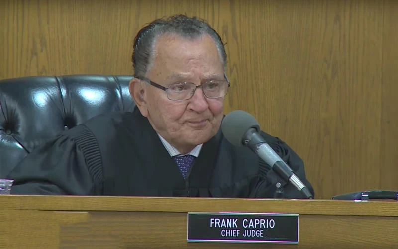 فيديو حصد ملايين المشاهدات.. قاضي الإنسانية الأمريكي الملقب "القاضي الرحيم" يتعاطف مع لاجئ سوري