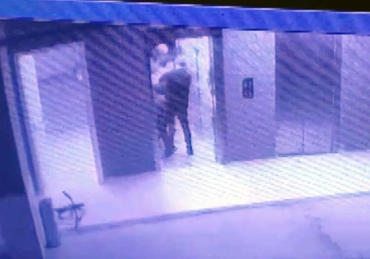 وسائل إعلام تضج بفيديو لشاب يقتـ.حم منزل شابة ويحاول اغتصـ.ـابها عدة مرات (فيديو + صور)