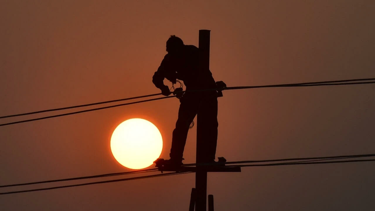 كهربائي يقطع التيار عن قريته ليتمكن من مقابلة حبيبته