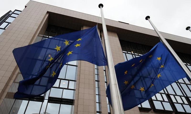 الاتحاد الأوروبي يرفع العقوبات عن  3 شخصيات سورية