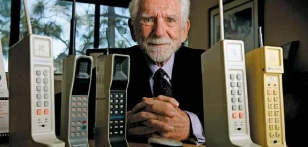 مخترع جهاز الهاتف المحمول يدعو إلى تركها