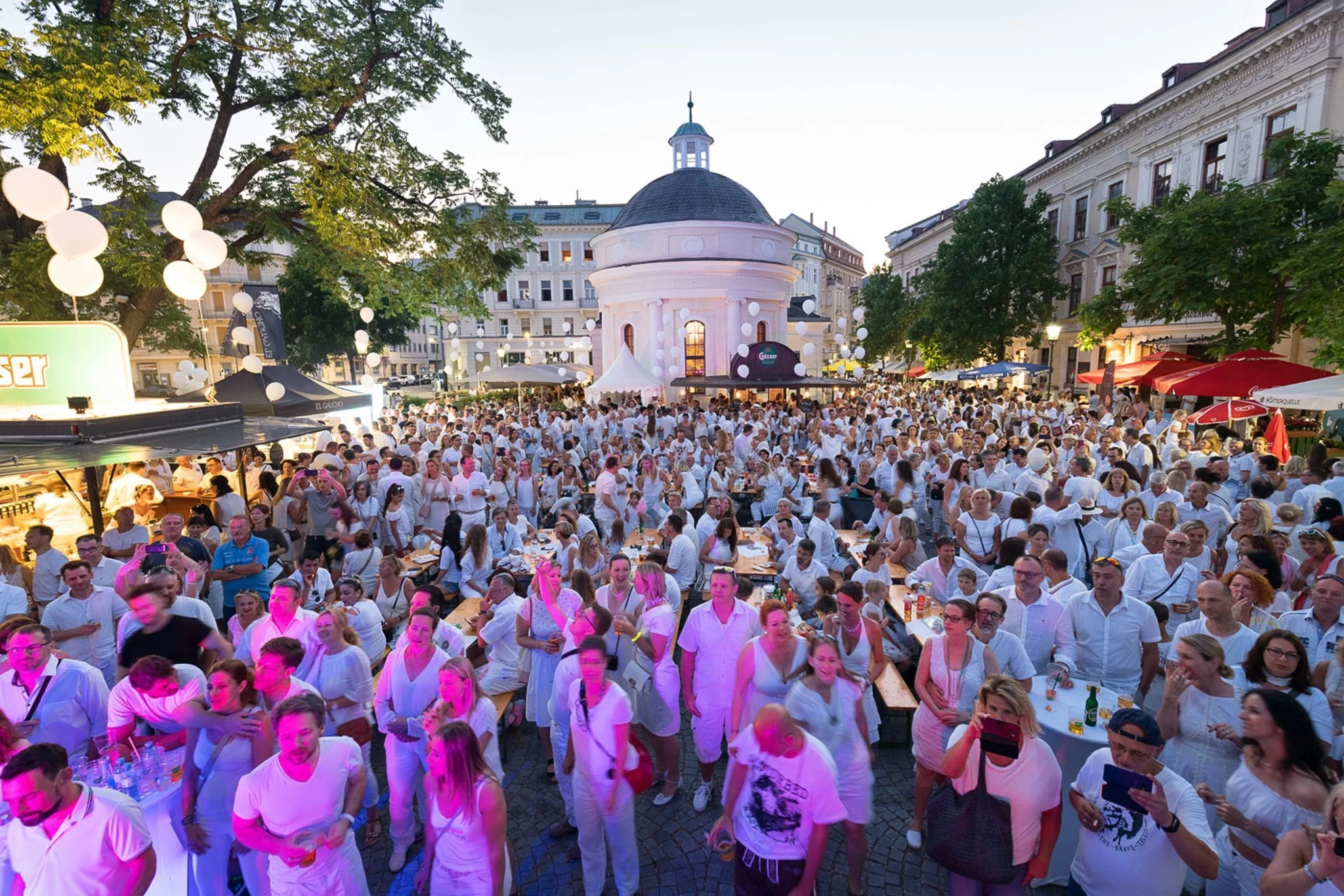 استياء كبير من ربط الحج بحفلة عمر دياب