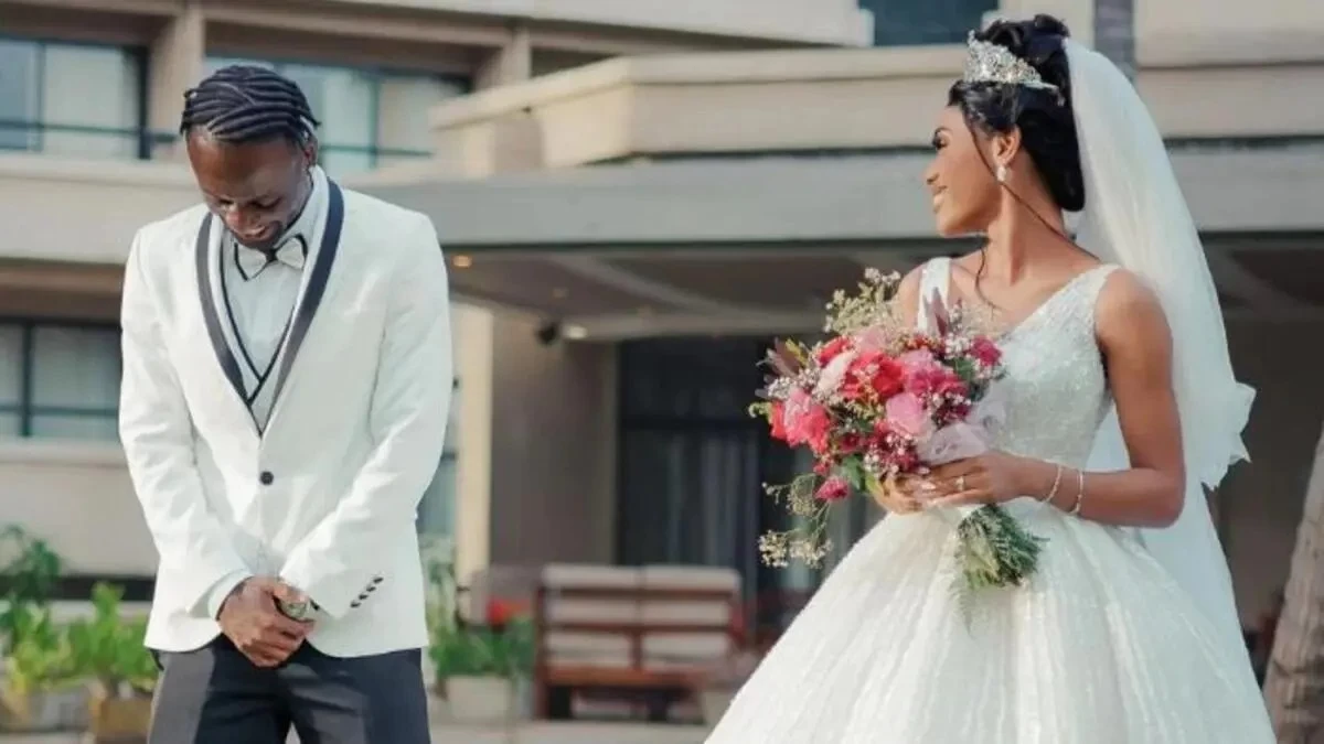 لاعب يرسل شقيقه ليحل مكانه في حفل زفافه