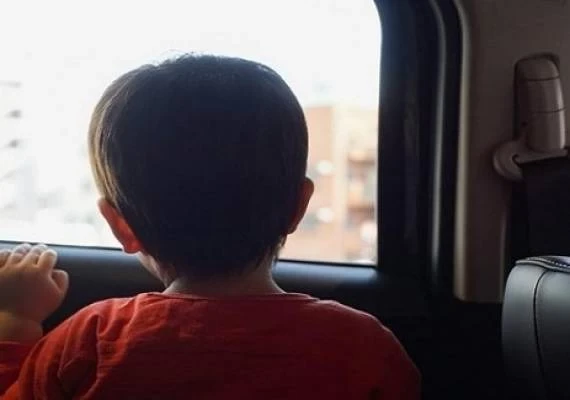 وفـ.ـاة طفل نسيه والداه نائماً داخل سيارتهما