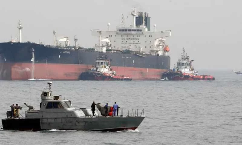 تفريغ ناقلة نفط محملة بمليون طن نفط خام