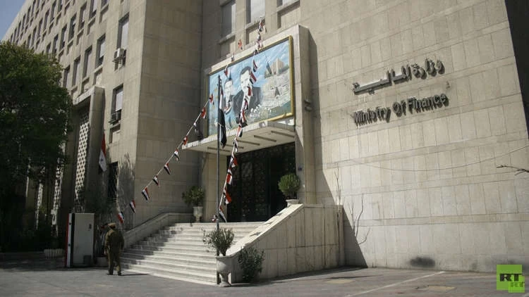 وزارة المالية تفصل عدداً من العاملين بها