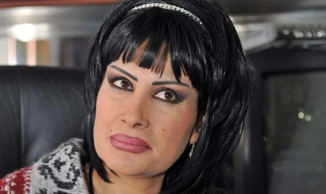 ليلى سمور تتحدث عن لقائها بالقذافي التقينا به وتناولنا العشاء مع ملوك وهم عـ.ـراة