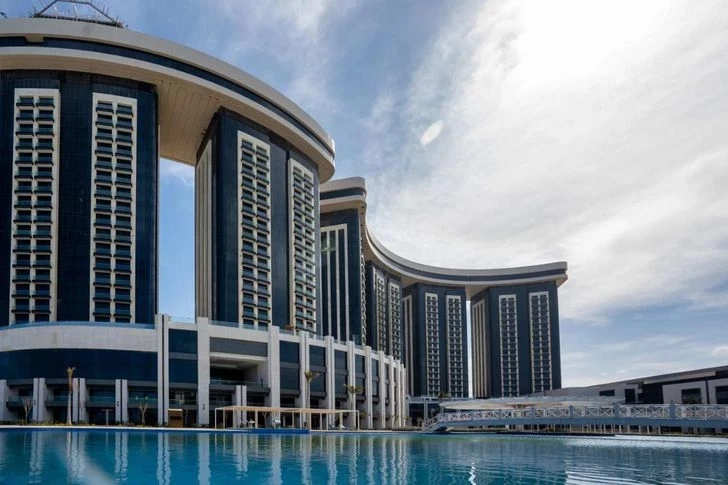 افتتاح منتجع ريجال هايتس بحضور زعماء الإمارات والبحرين والأردن والعراق