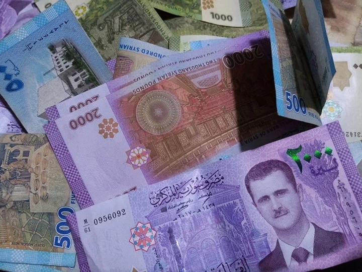 الليرة السورية تفتتح أبوابها على تحسن ملحوظ