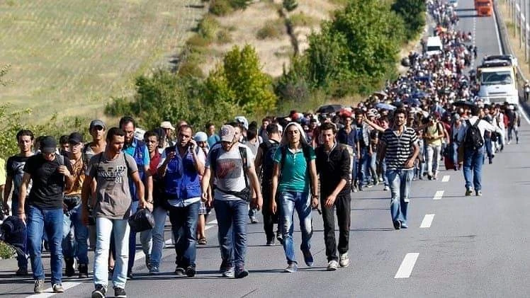 آلاف السوريين يتجهون إلى أوروبا عن طريقة قافلة النور