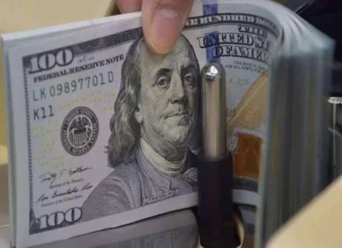 انخفاض ملحوظ بسعر الدولار الأمريكي واليورو يعود للارتفاع