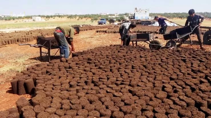 طريقة جديدة لتدفئة الشعب السوري "روث الحيوانات"