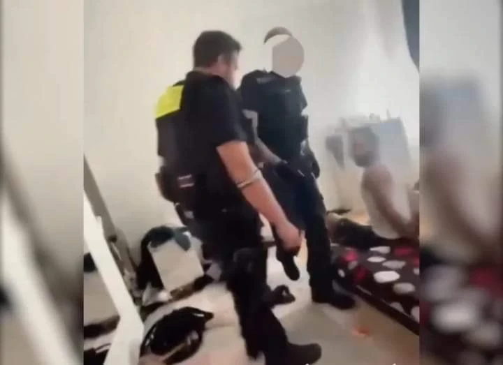 تصرفات عنـ.ـصـرية تقوم بها الشرطة الألمانية مع عائلة سورية