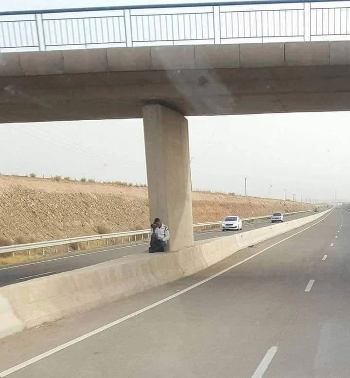حكومة تهدف لجباية شعبها شاب يختبئ راصد السرعة كي لا يُرى !