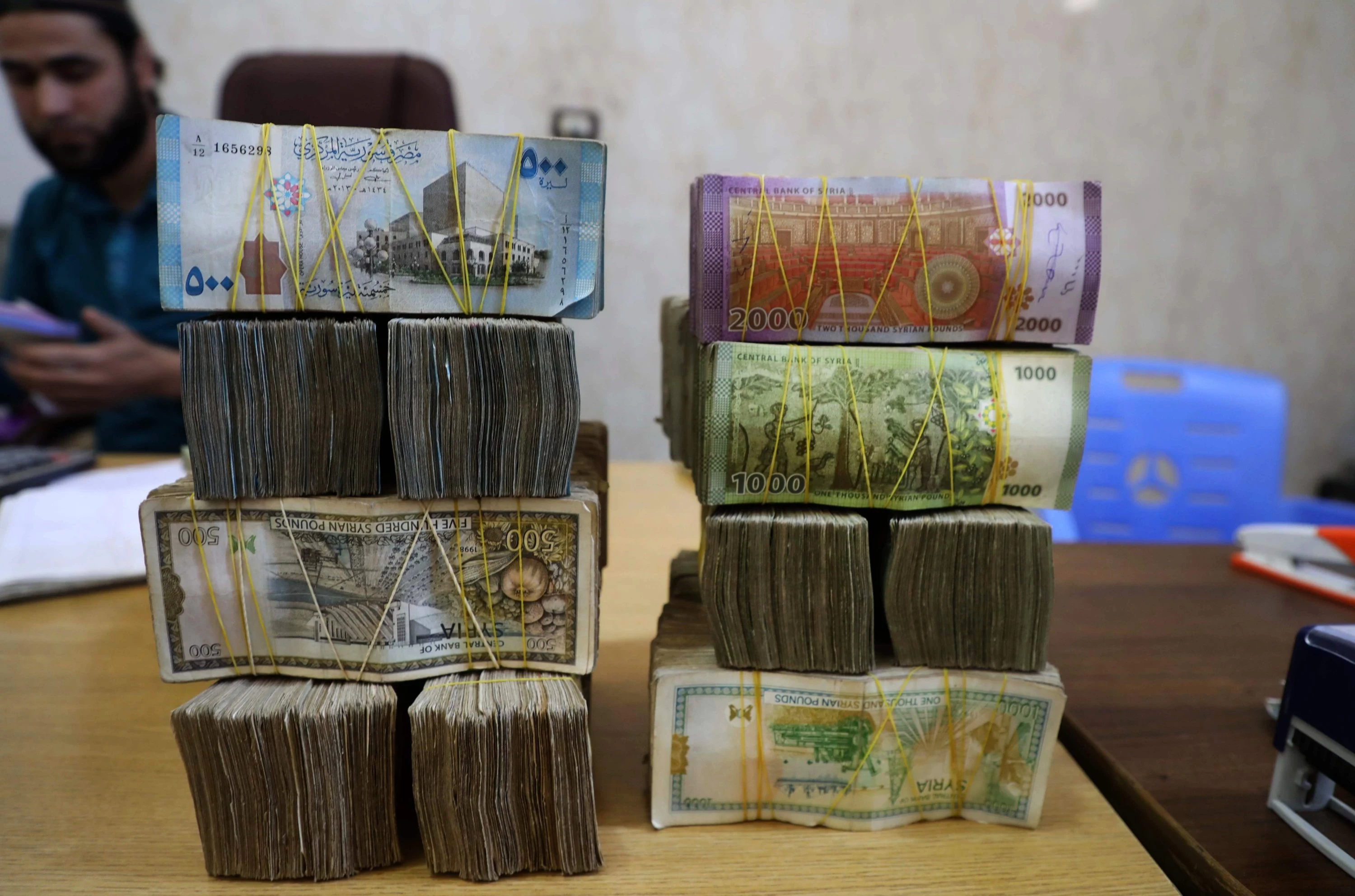 مصادر تكـ.ـشف أسـباب رفع البنك المركزي لسعر صرف الدولار أمام الليرة السورية