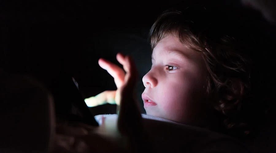 مخـ.ـاطر ألعاب الهاتف على الأطفال