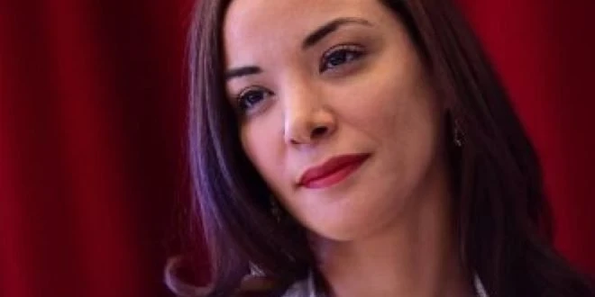 ممثلة تنشر صورة عـ.ـارية لها دفـ.ـاعاً عن موروث بلادها