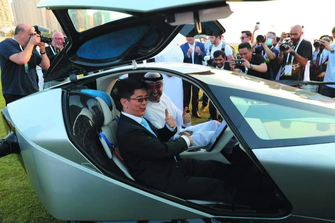 إطلاق أول سيارة طائرة