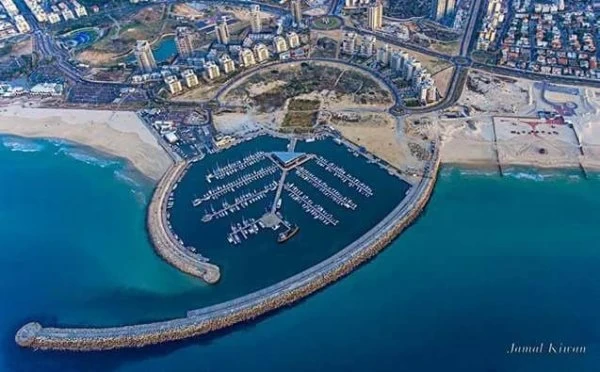 فيديو يوثق حريقا ودمارا كبيرا في مدينة إسدود نتيجة صواريخ غـ.زة