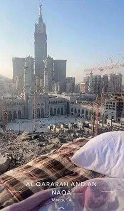 مخرجة سورية تثـ.ـير غضـ.ـب جمهورها بصورها وهي مسـتلـ.ـقية