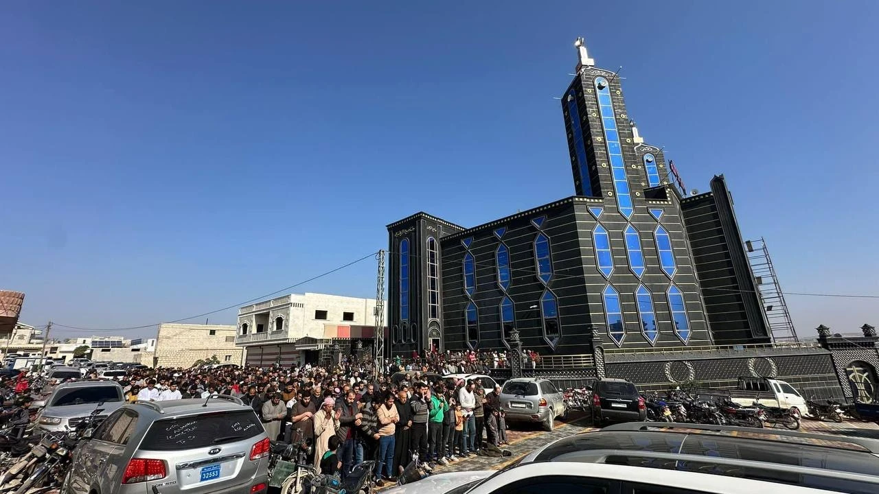 أنـبـاء عن تغـيير اسم "مسجد الزهراء" إلى "مسجد العزة لله" تثيـر جـدلاً واسـعاً على مواقع التواصل الاجتماعي بسـبب الاسم واللون