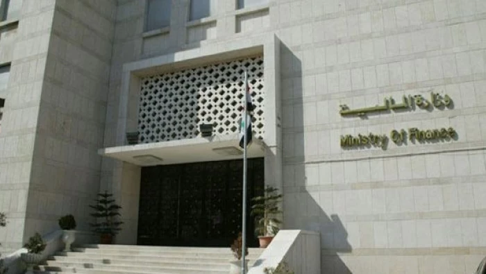 وزارة المالية تحدد 7 إجراءات لتنظيم عملية قبض الرواتب وتخفيف الازدحام