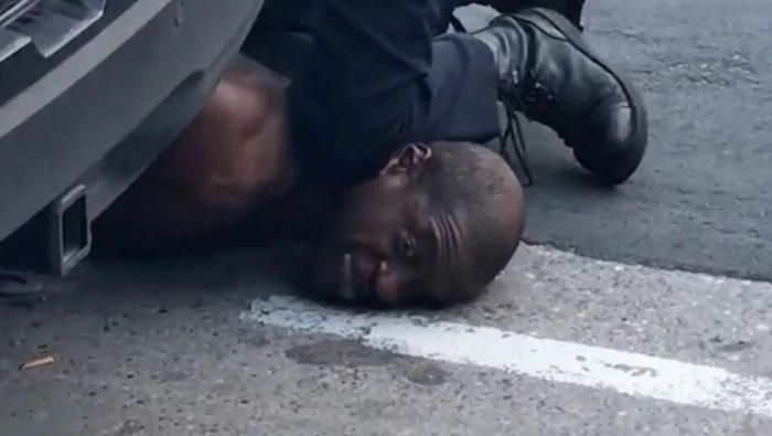 "من فضلك، دعني أقف"... مقطع فيديو جديد لجورج فلويد يتوسل فيه لالتقاط أنفاسه
