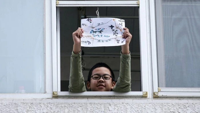 فيديو يحبس الأنفاس... إنقاذ عجيب لطفلة عالقة بالطابق الـ14