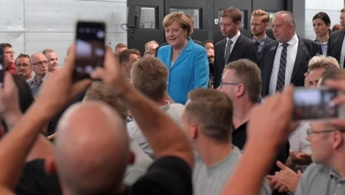 ميركل تتعهد بترحيل طالبي اللجوء المرفوضين