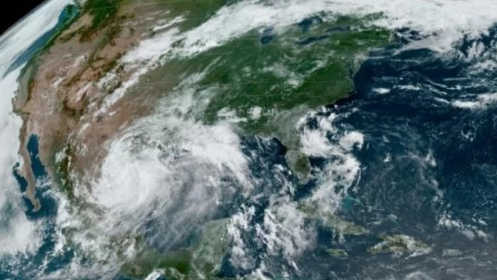 لحظة تحول عاصفة إلى إعصار... فيديو