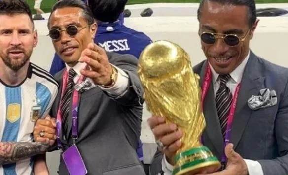 بالفيديو..  الشيف التركي نصرت "حبيب الملح" وهو يلاحق ميسي من أجل التقاط صورة معه