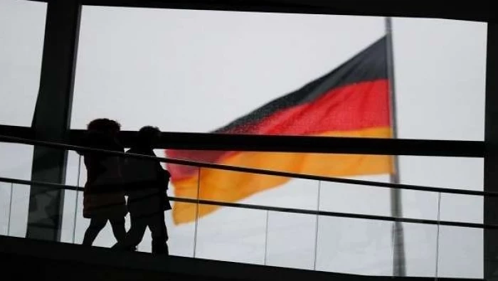 ألمانيا تعتزم سحب صفة لاجئ من كل سوري لديها يزور موطنه