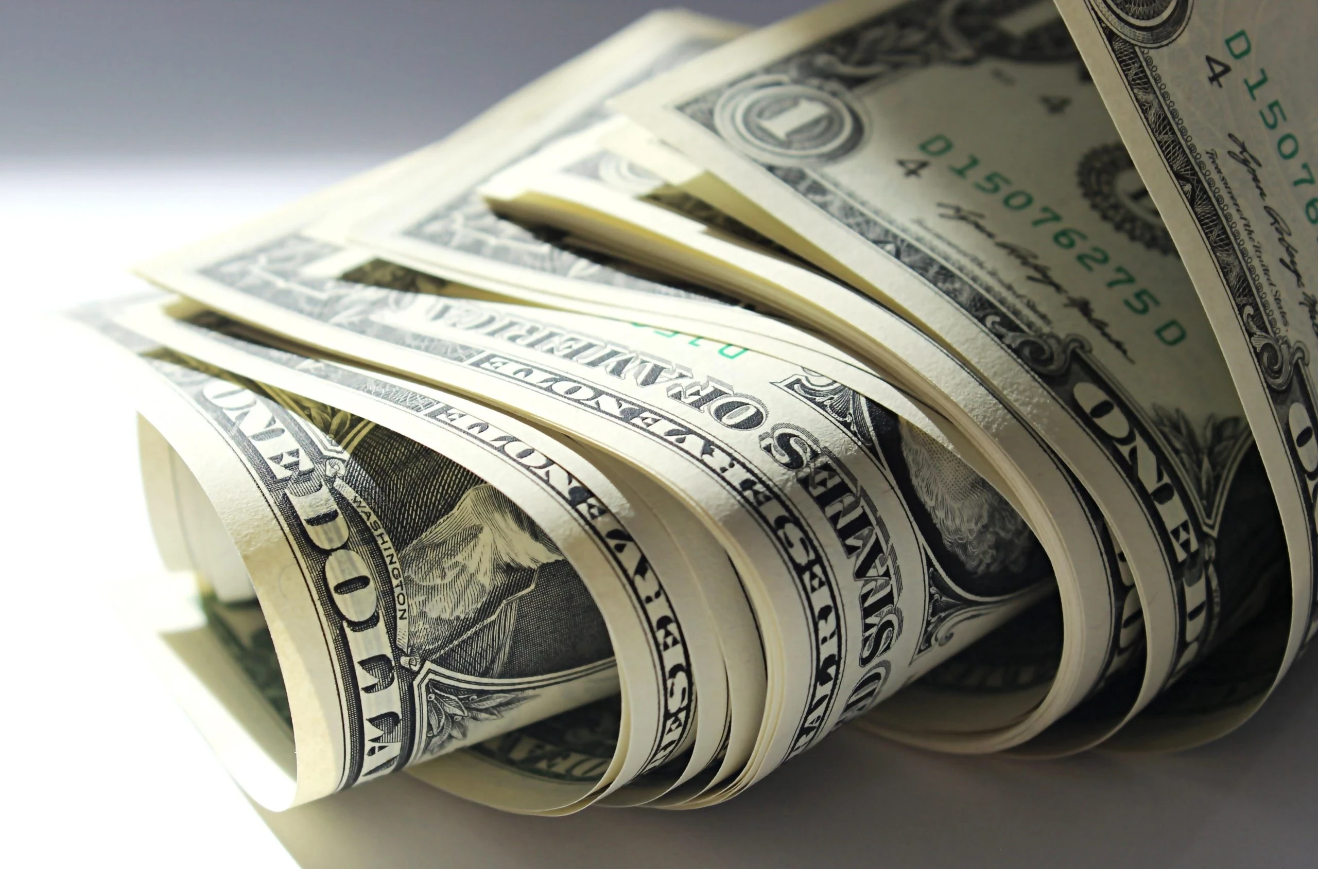 تحسّن نسبي في سعر صرف الليرة السورية