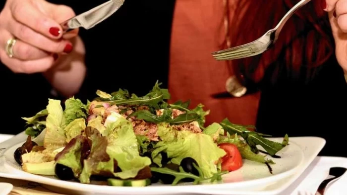 مصر.. "وجبة غداء" بـ 40 ألف جنيه في شركة حكومية تسبب أزمة كبيرة (صورة)