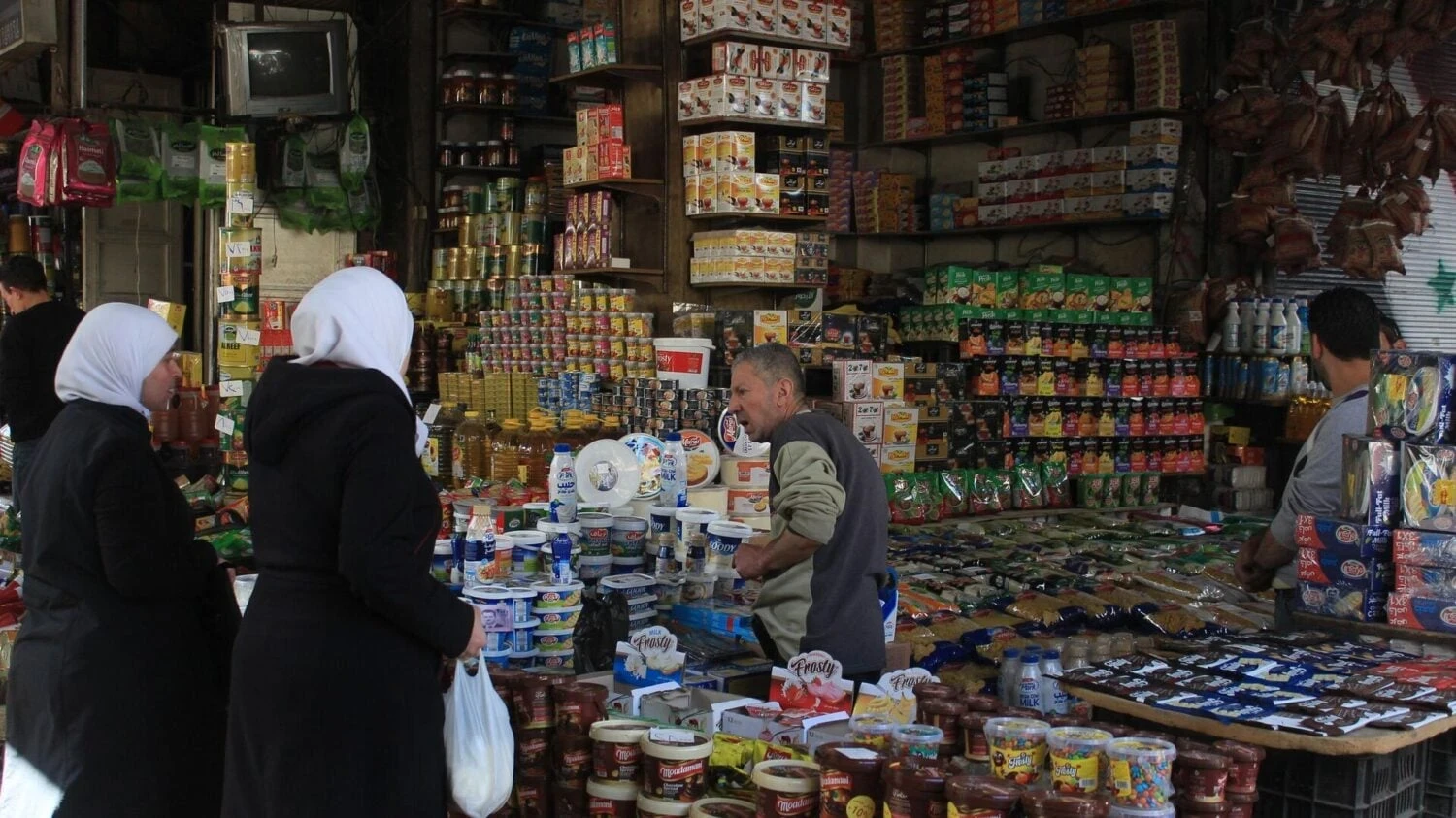 الأسواق السورية تواجه موجة غلاء غير مسبوقة في المواد الأساسية