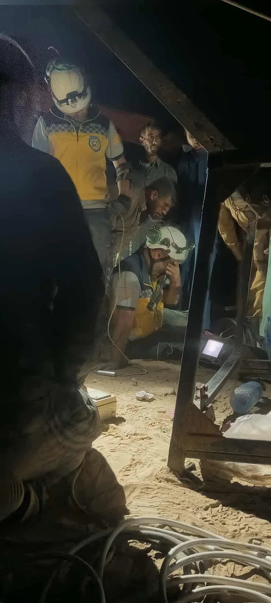 مأسـ.ـاة في دير الزور.. انتشال جثـ.ـمان طفل سقط في بئر بعمق 30 متراً