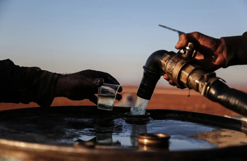 أول ناقلة مازوت تصل إلى بانياس بعد التغيير السياسي في سوريا