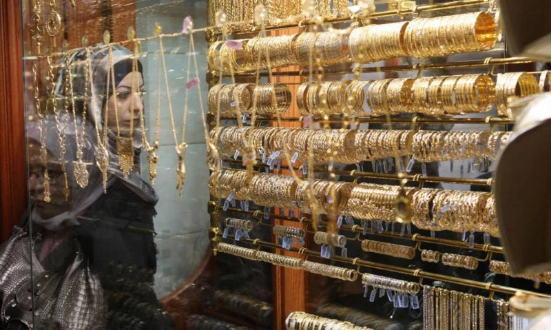 تراجع ملحوظ في أسعار الذهب بالسوق السورية تزامناً مع هبوط الأونصة عالمياً