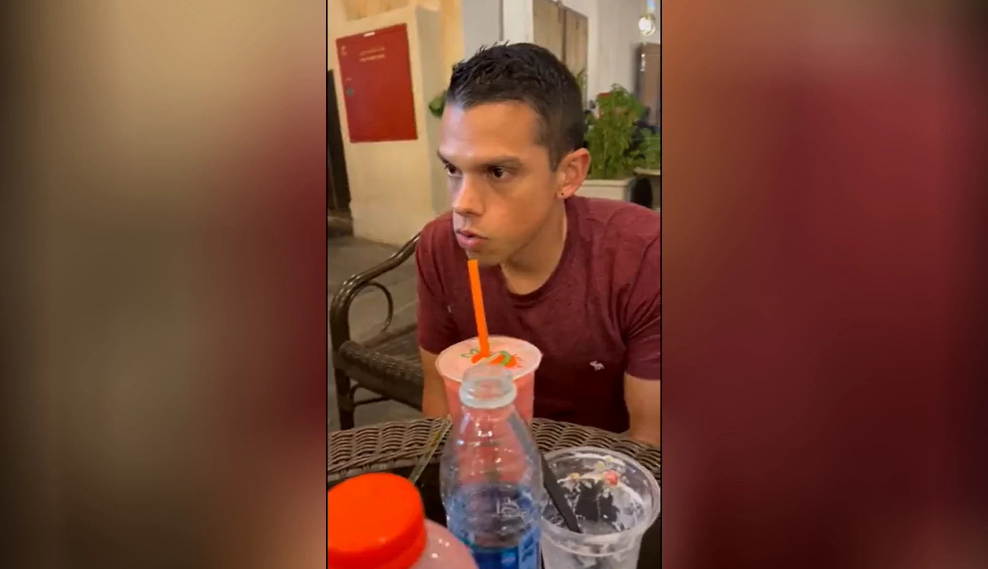 بالفيديو.. مشجع مكسيكي يدخل الاسلام في مونديال قطر على يد القارئ "فاتح سفراجيك"