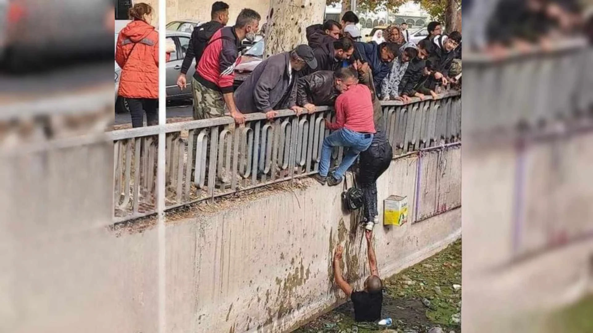 سقـوط شاب كفيـف في نهر دمشق يثـ.ـير غضـ.ـب السكان بسبـب إهـمال البنـية التـحتية