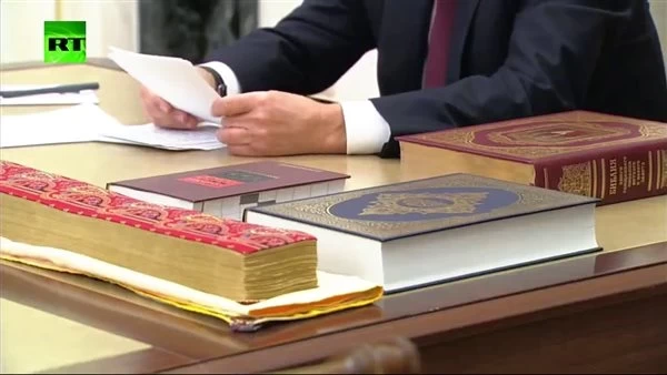 روسيا.. بوتين يقرأ القرآن في يوم الوحدة الوطنية