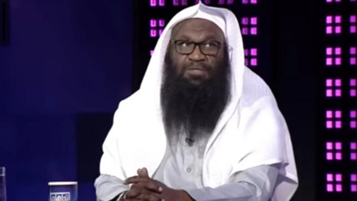 إمام الحرم المكي السابق: العباءة ليست شرطًا.. ويجوز للمرأة أن تعمل "قاضية"