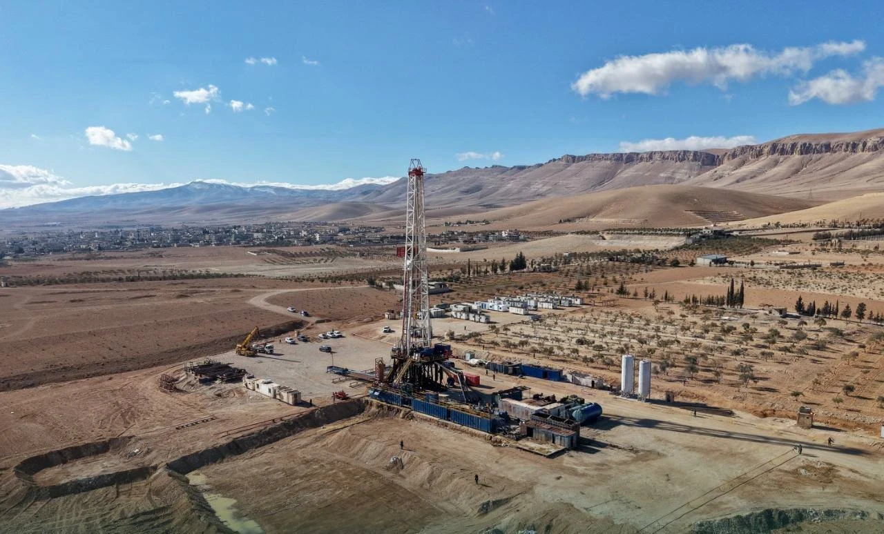 التنقيب عن الغاز في سوريا: ماذا تعني خطط دخول شركات عالمية لواقع الطاقة محليًا؟